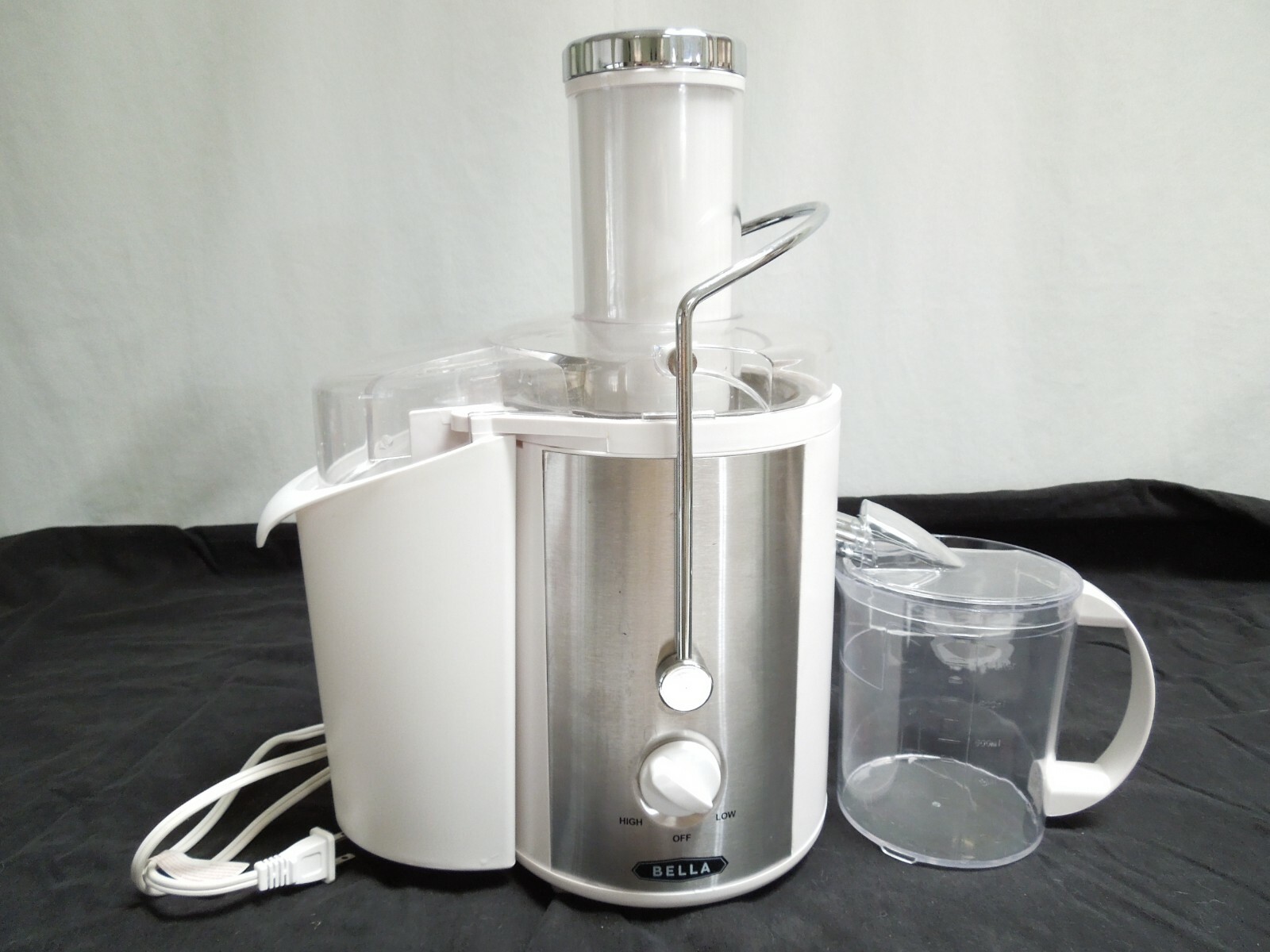 Bella High Power Juice Extractor Model XJ-BK129 White with All Attachments
