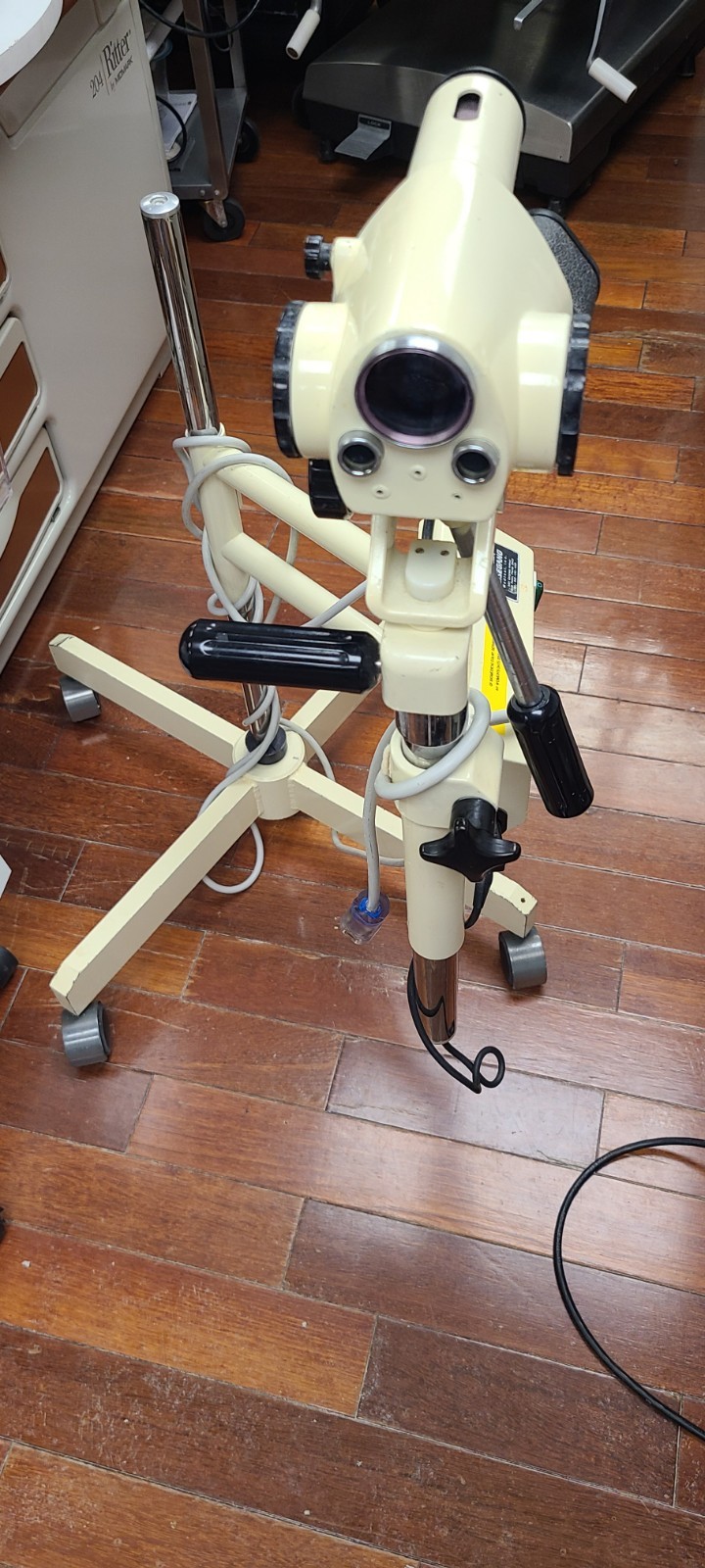 Leisegang 1DS UL Colposcope With Rolling Stand and BG Power Supply