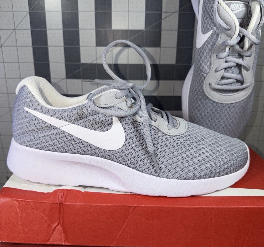 Nike Tanjun Wolf Grey Womens Athletic Walking Running Sneakers 812655010 Size 9