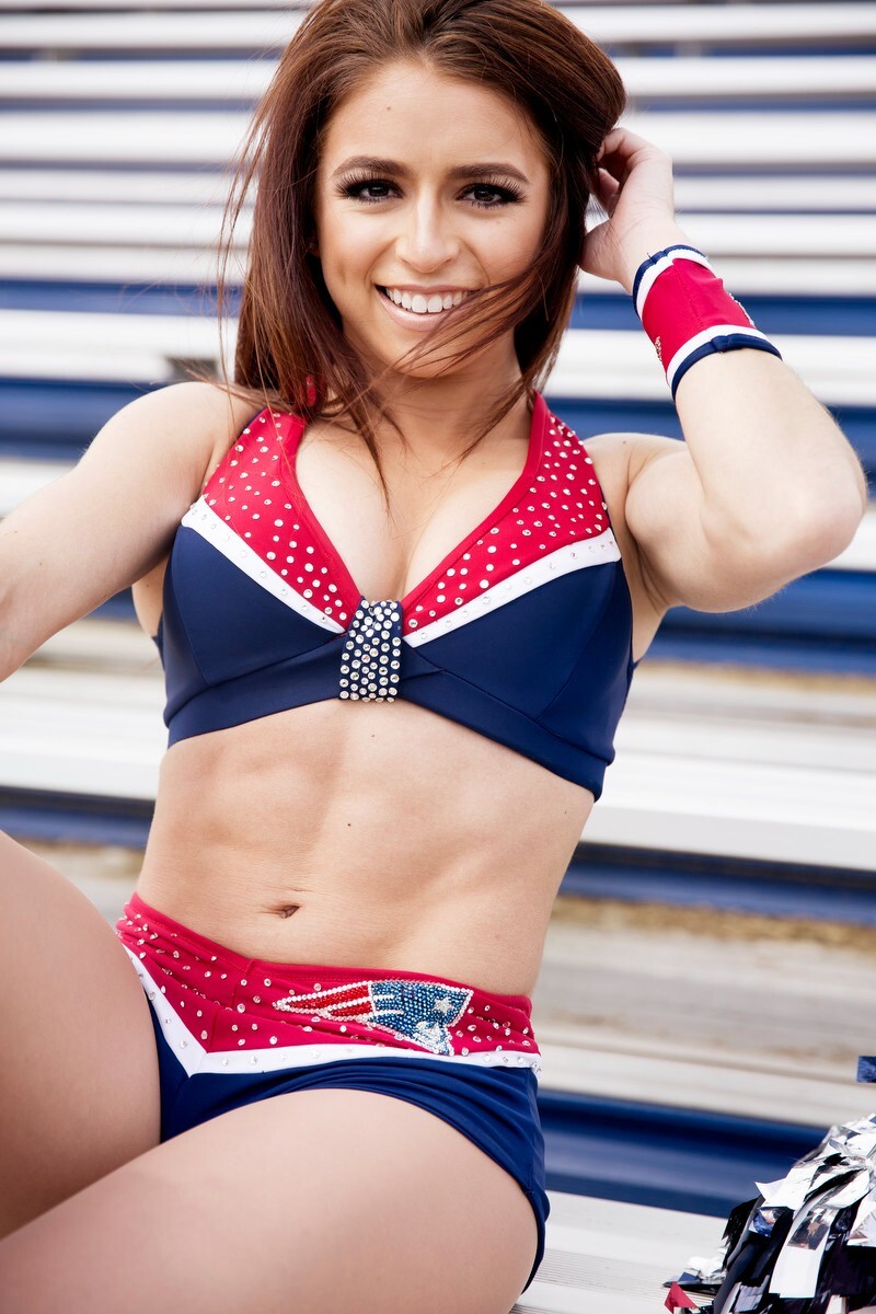 BEAUTIFUL NEW ENGLAND PATRIOTS CHEERLEADER 8X10 Photo