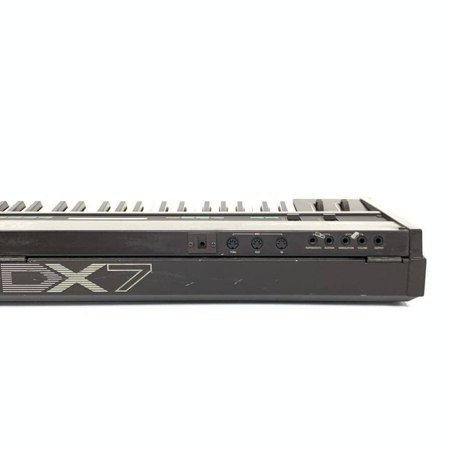 Yamaha DX7 Digital Programmable Algorithm Synthesizer keyboard