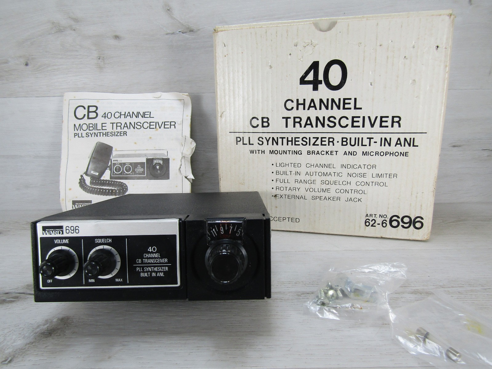 Vintage Montgomery Ward 696 40 Channel CB Radio GEN696A