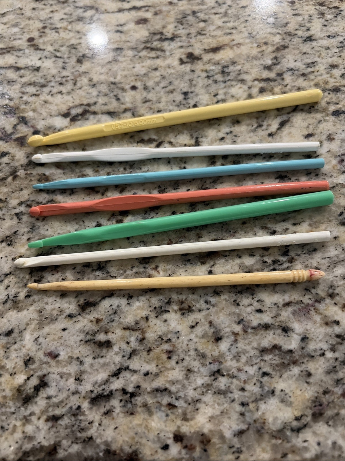 Vintage Plastic Crochet Hooks set of 6, G/5,J/9, J/10, G, G, and unknown