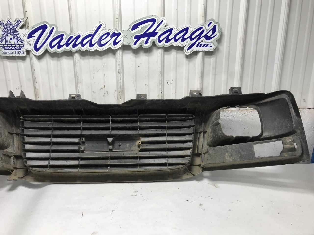 GMC CUBE VAN Grille - Used | P/N GLG081