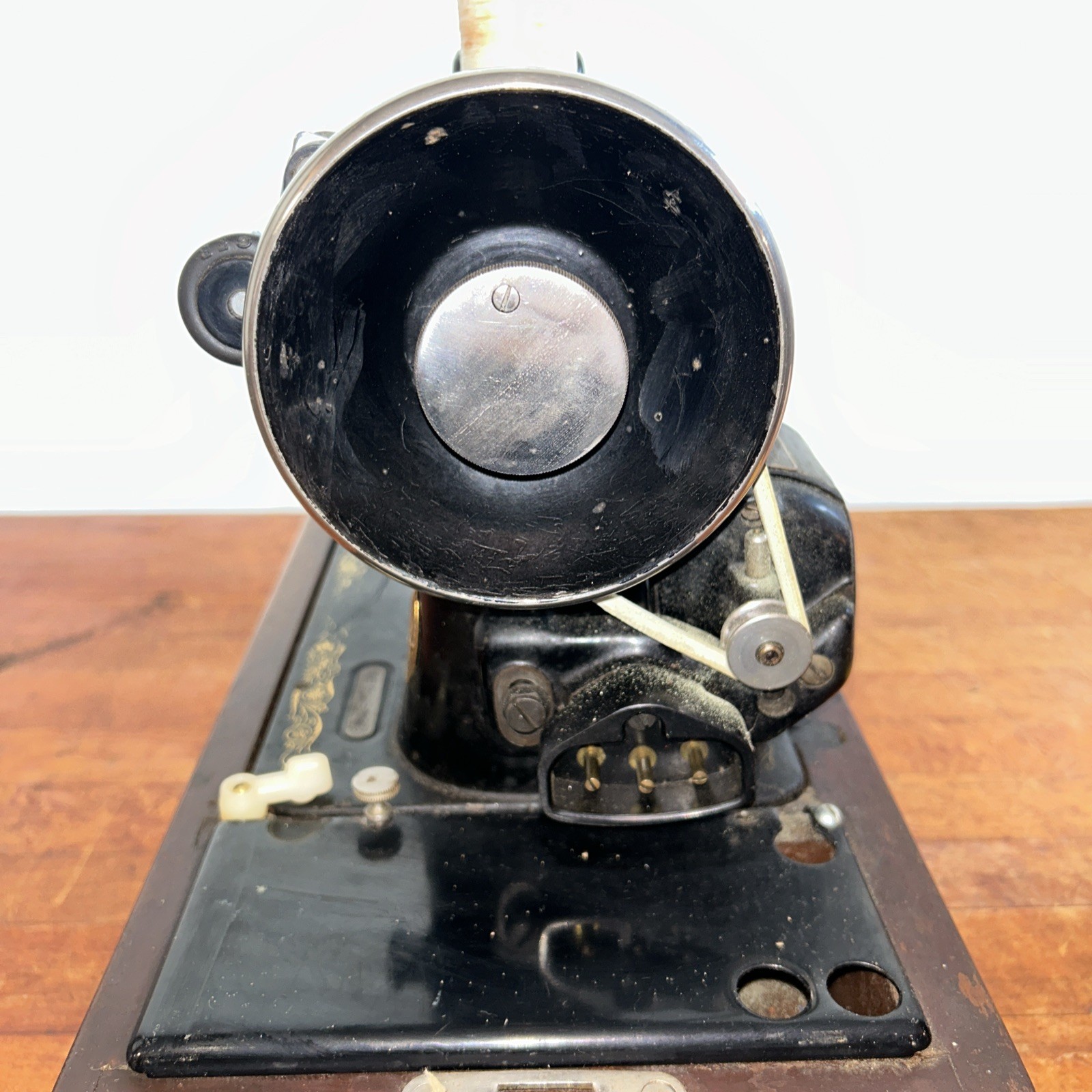 Vintage Singer Sewing Machine in Original Wood Case 🧵✂️