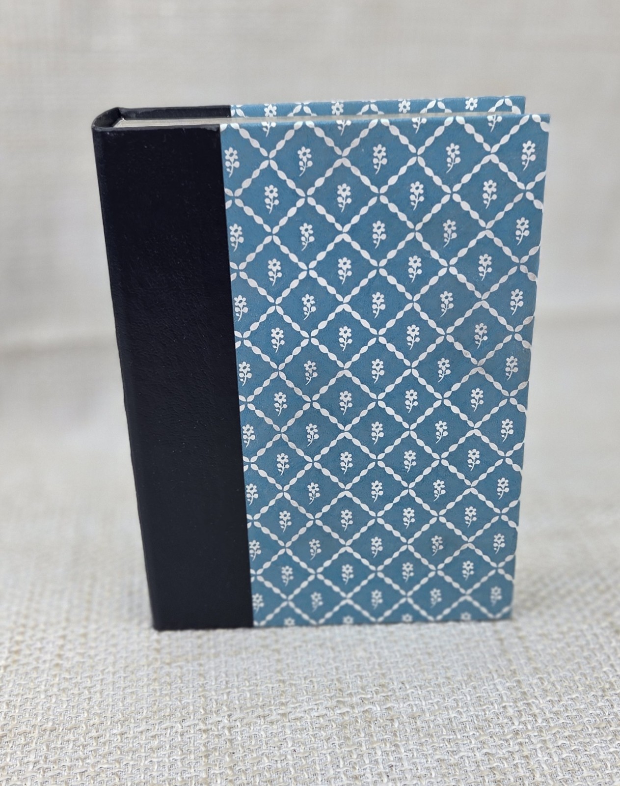 Vintage Reader's Digest Hide Away Book Keepsake Secret Storage Box Felt Lined