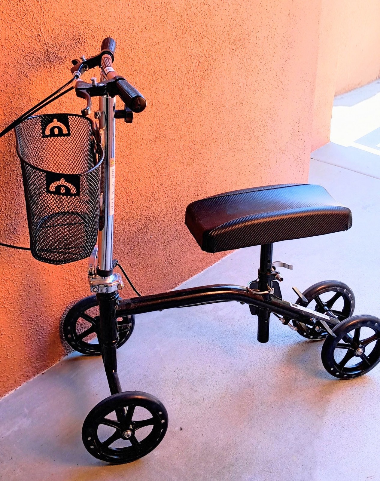 Medline Adult knee walker 4 wheels, 350 lbs weight capacity Excellent Condition