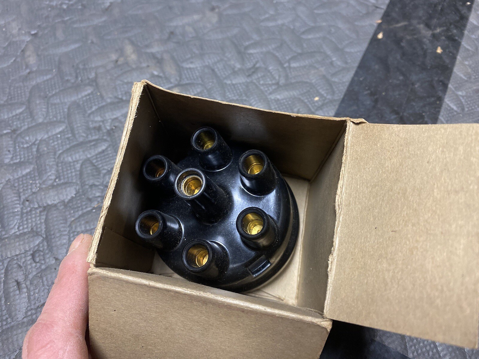 NOS P & D Bendix Distributor Cap AU-110