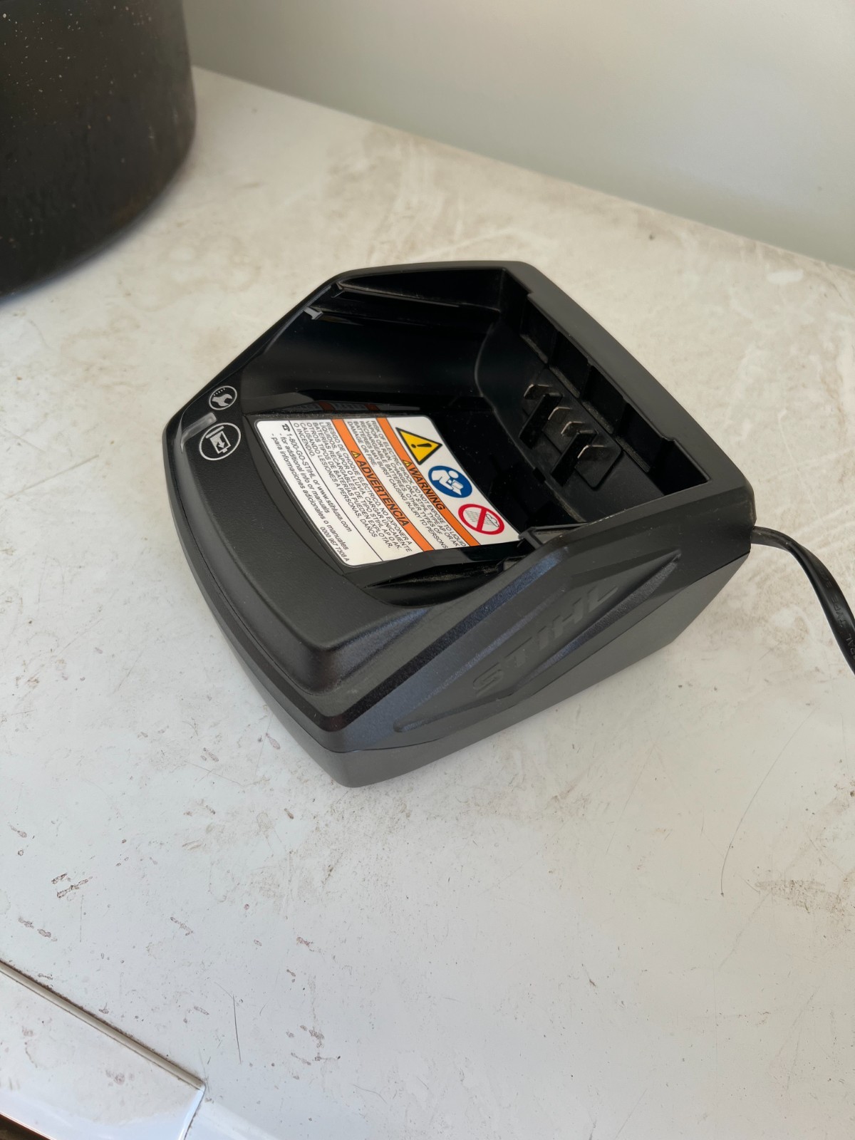 STIHL AL 101 CHARGER **CHARGES STIHL AP AND AK BATTERIES** P/N 4850-430-2522