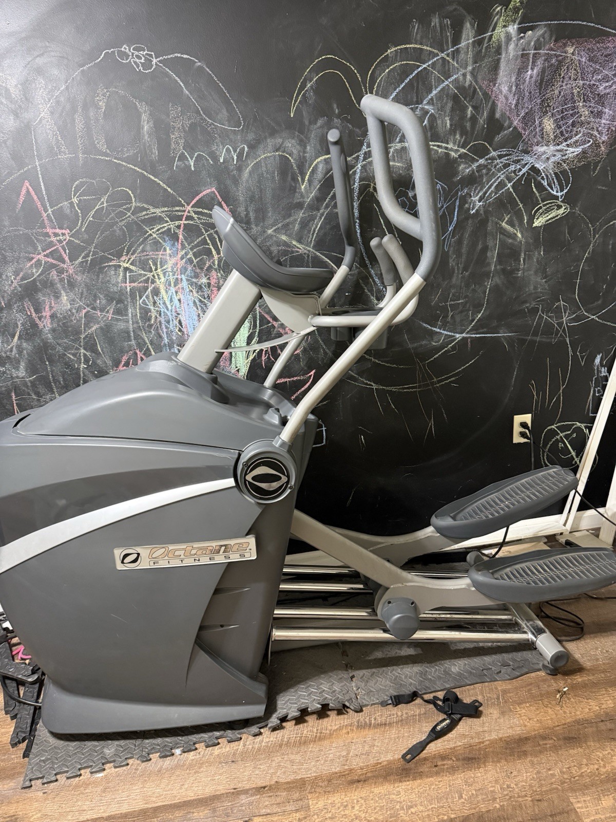 Octane Fitness Elliptical Machine w/ Heart Rate Monitoring, 15 Programs, Gray