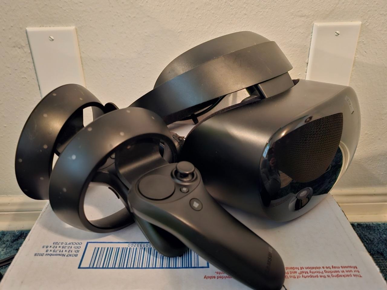 Samsung HMD Odyssey + Plus Windows Mixed Reality Headset + 2x Controllers Set