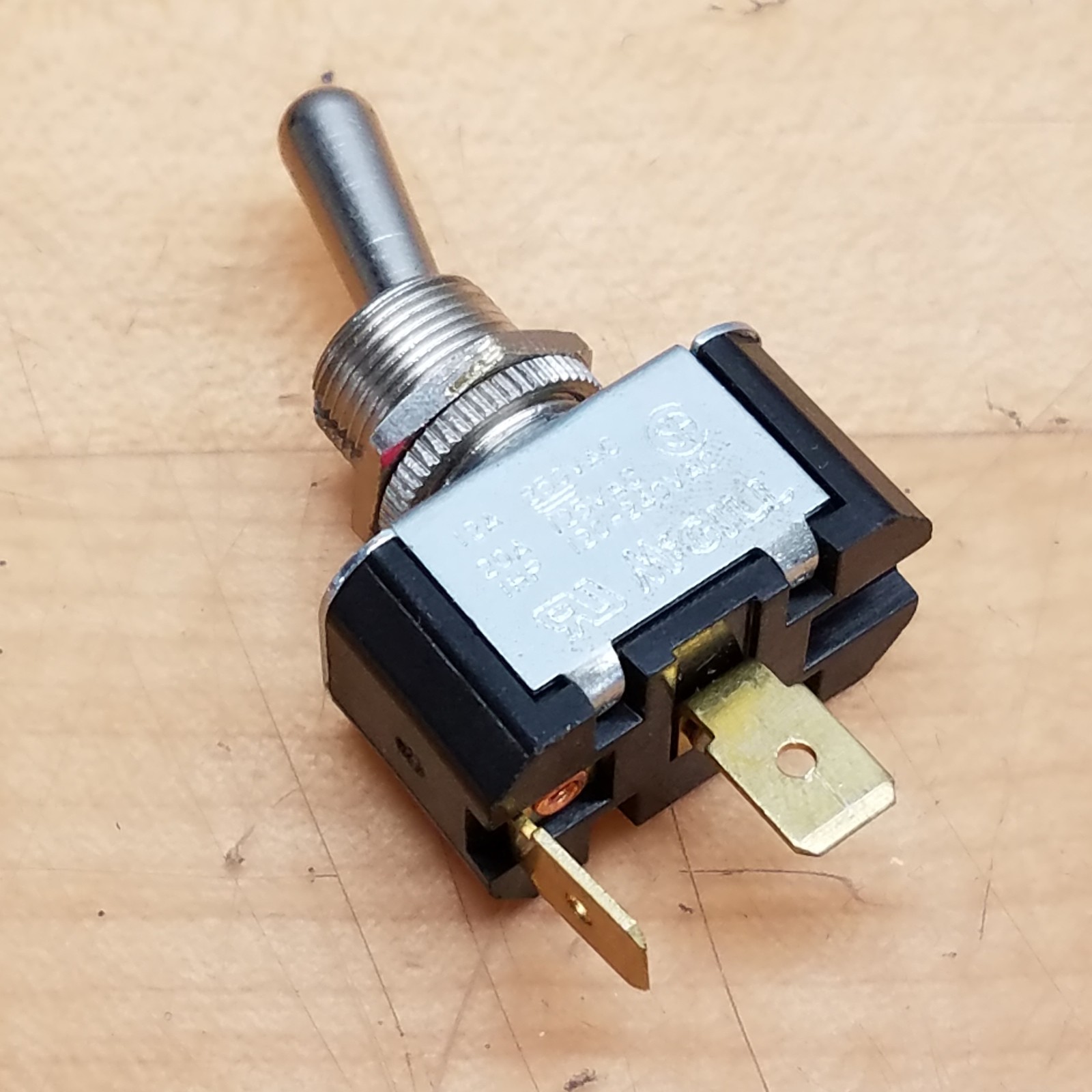 McGill 900003N Toggle Switch, 12A 250V, 20A 125V, 1HP 120-240V - USED