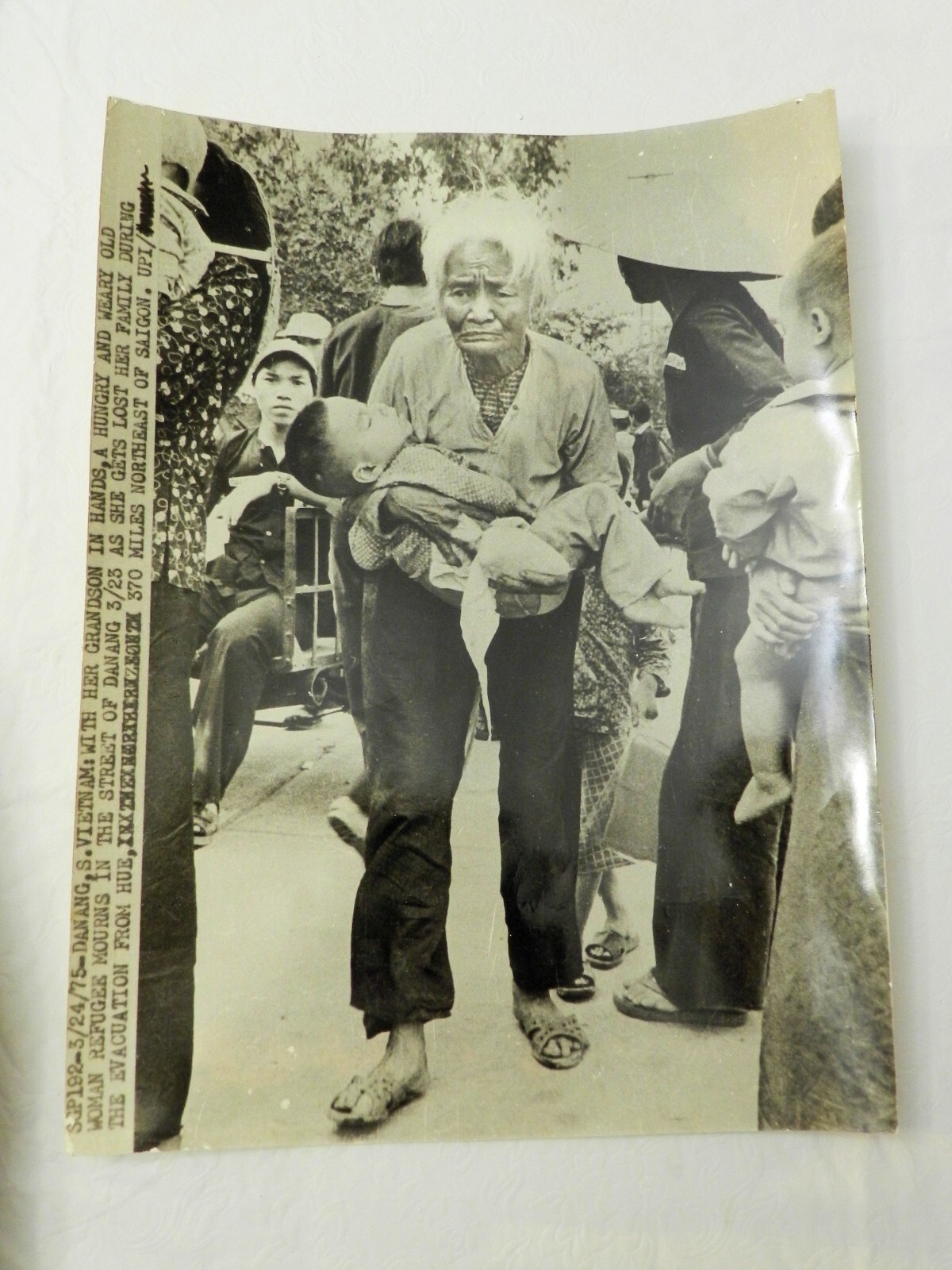 VIETNAM WAR 14.5" by 11" UPI PHOTO BY HOANG VAN CUONG, Reprint of 1975, SIGNED!!