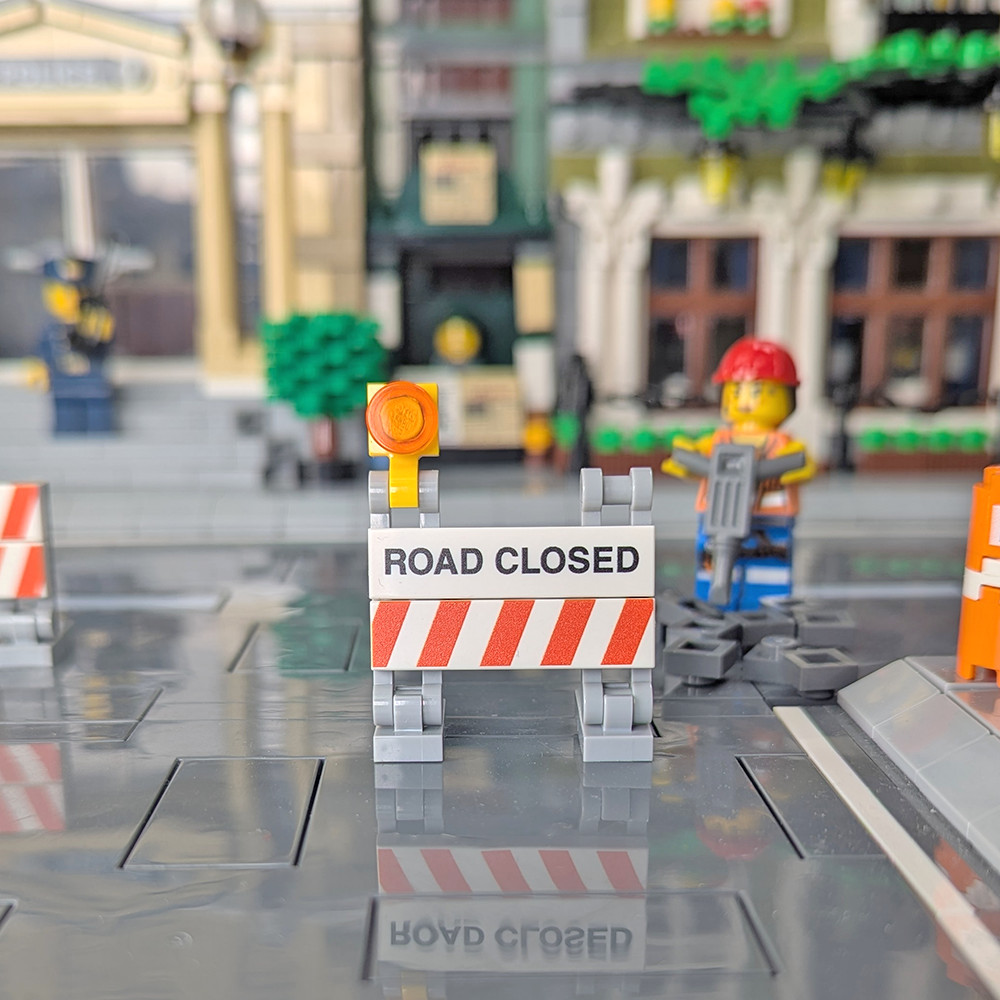 Construction Barrier 'Road Closed' - Minfig Scale - Brick City - Custom Printed