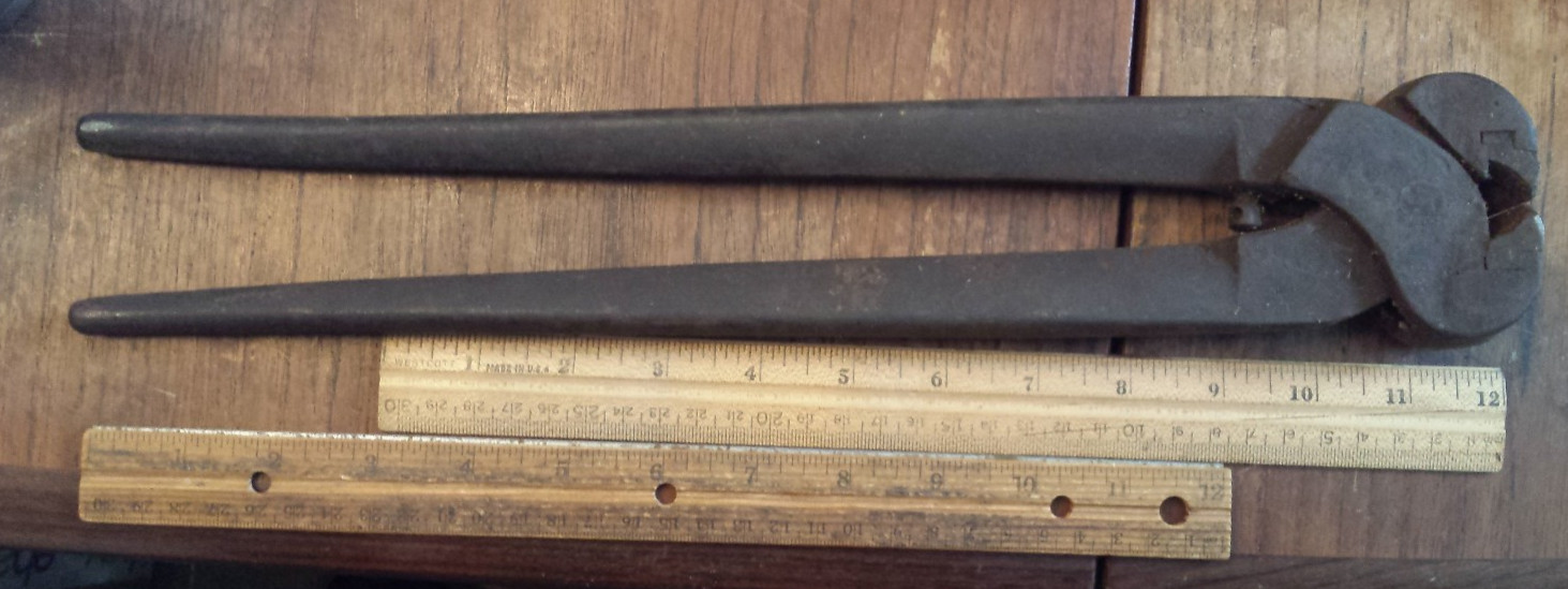 Vintage Unbranded Nipper Nail Puller Tool 15"