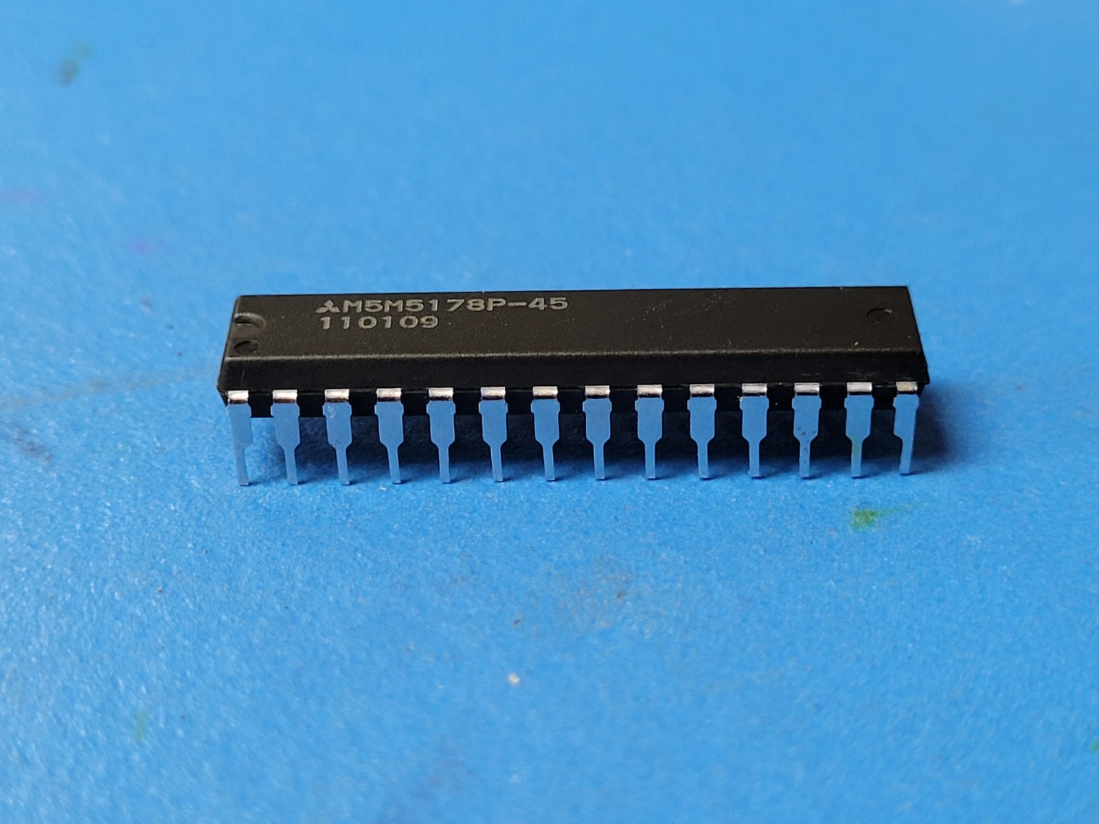 (2 PCS) M5M5178P-45 MITSUBISHI Standard SRAM, 8KX8, 45ns, CMOS, PDIP28
