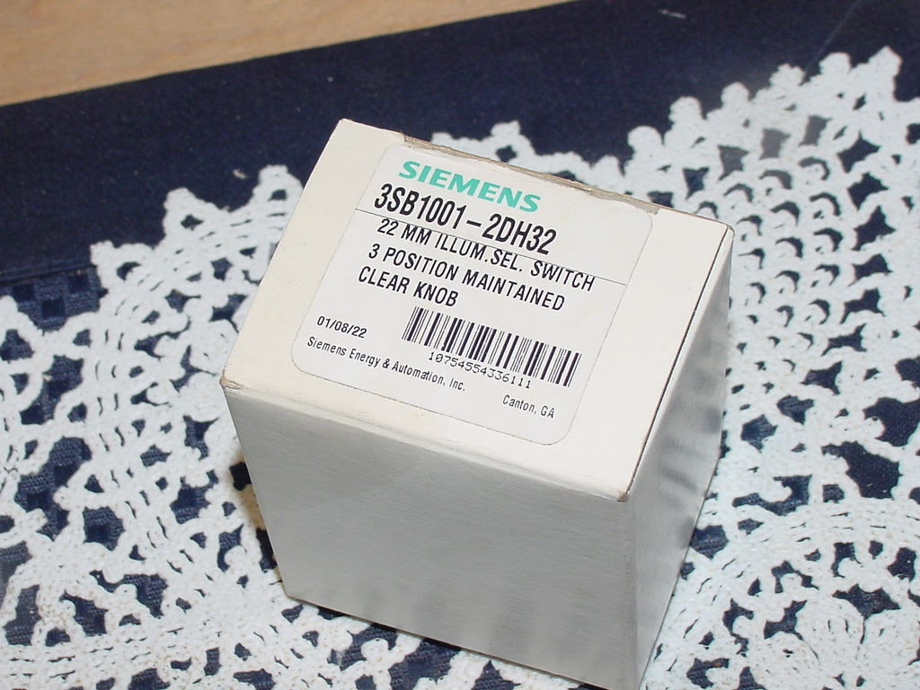 Siemens 3SB1001 2DH32, 22mm Selector Switch 3 POS, Illum. Maintained, CLEAR Knob