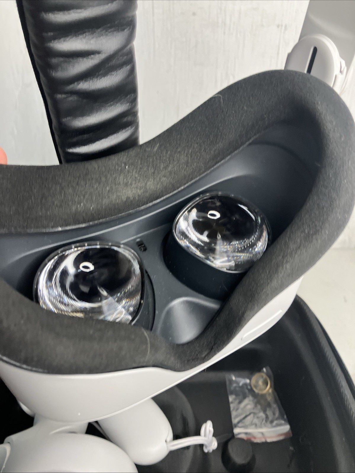 Meta Quest 2 VR Headset With Controllers & Carrying Case Pre-Owned