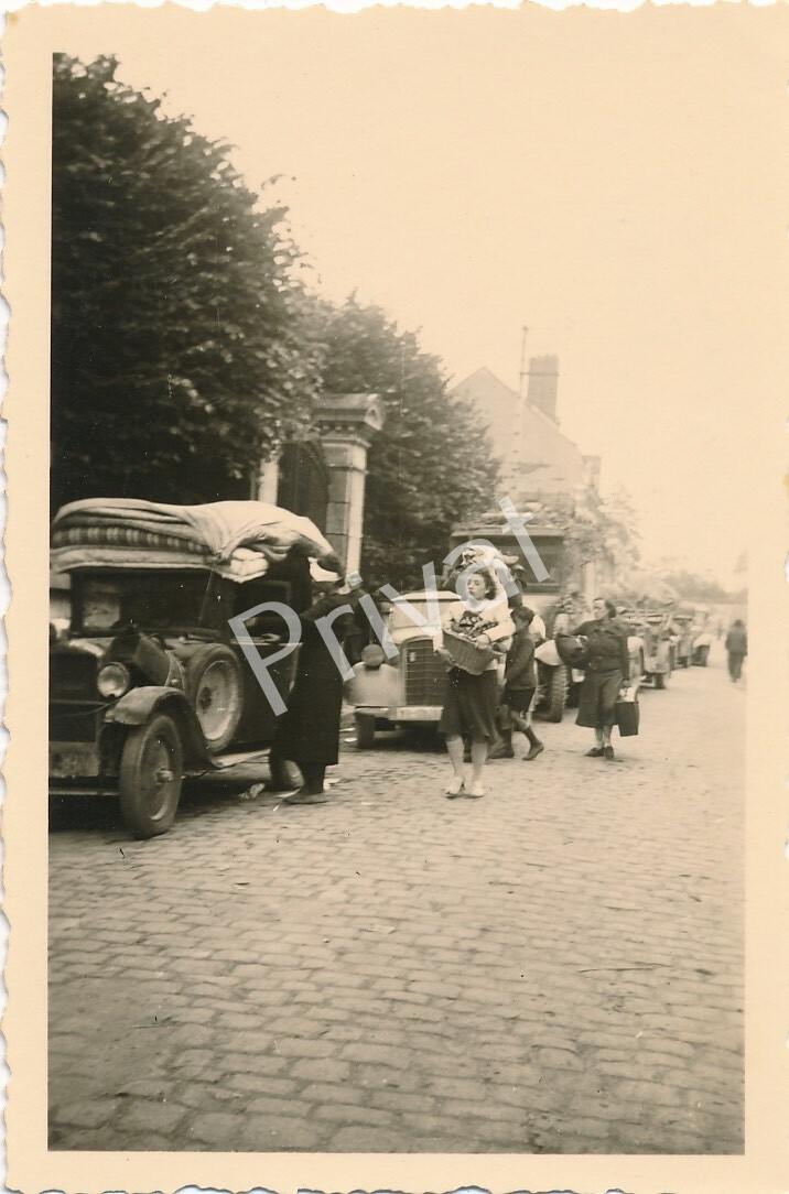 Photo WW II Wehrmacht Soldiers Vehicles Refugees St. Florentin France L1.04