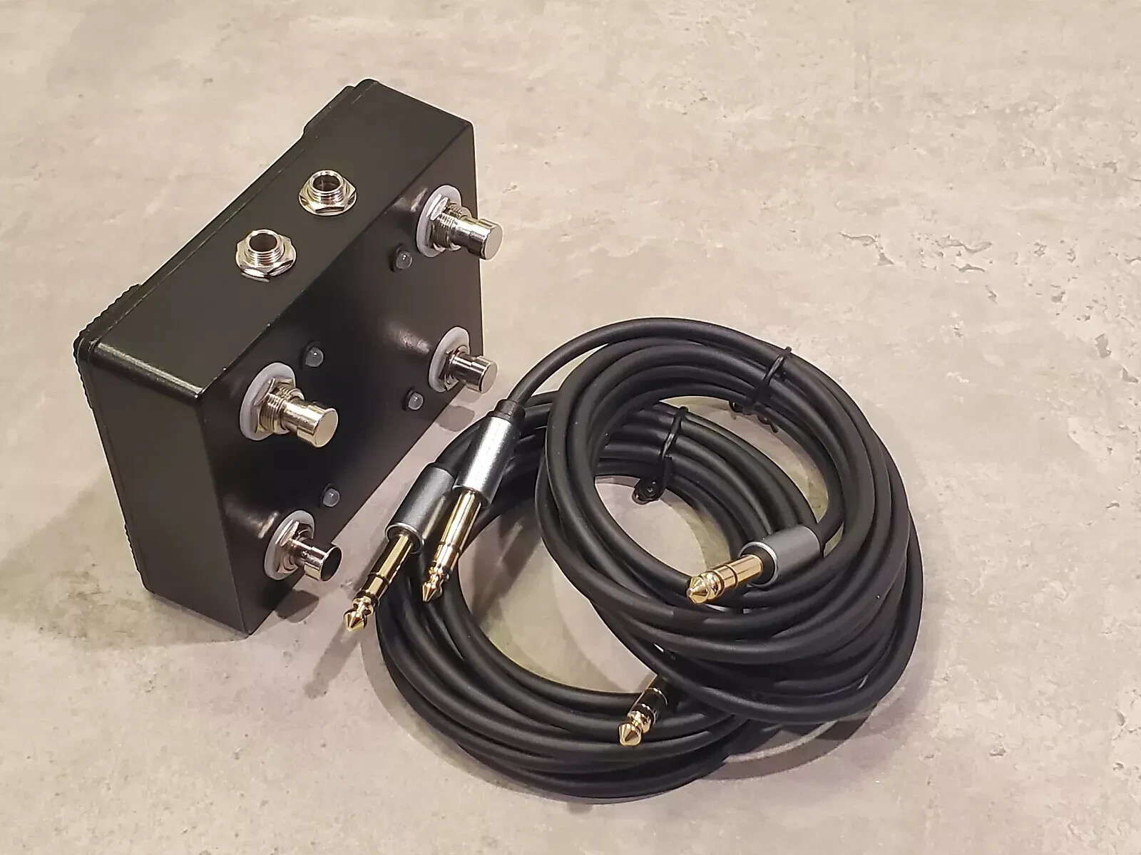 Custom 4-Button Footswitch for Madison Divinity with two 10-Foot TRS Cables