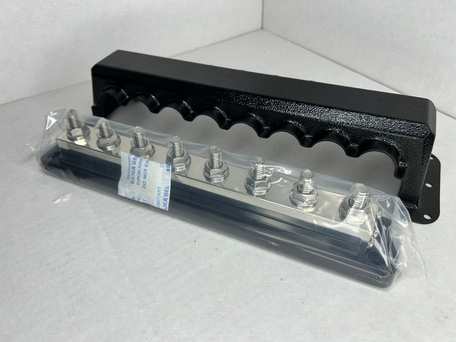 Victron Energy Busbar 600 Amp 70-Volt 8 High Current Connections.  New,Open Box