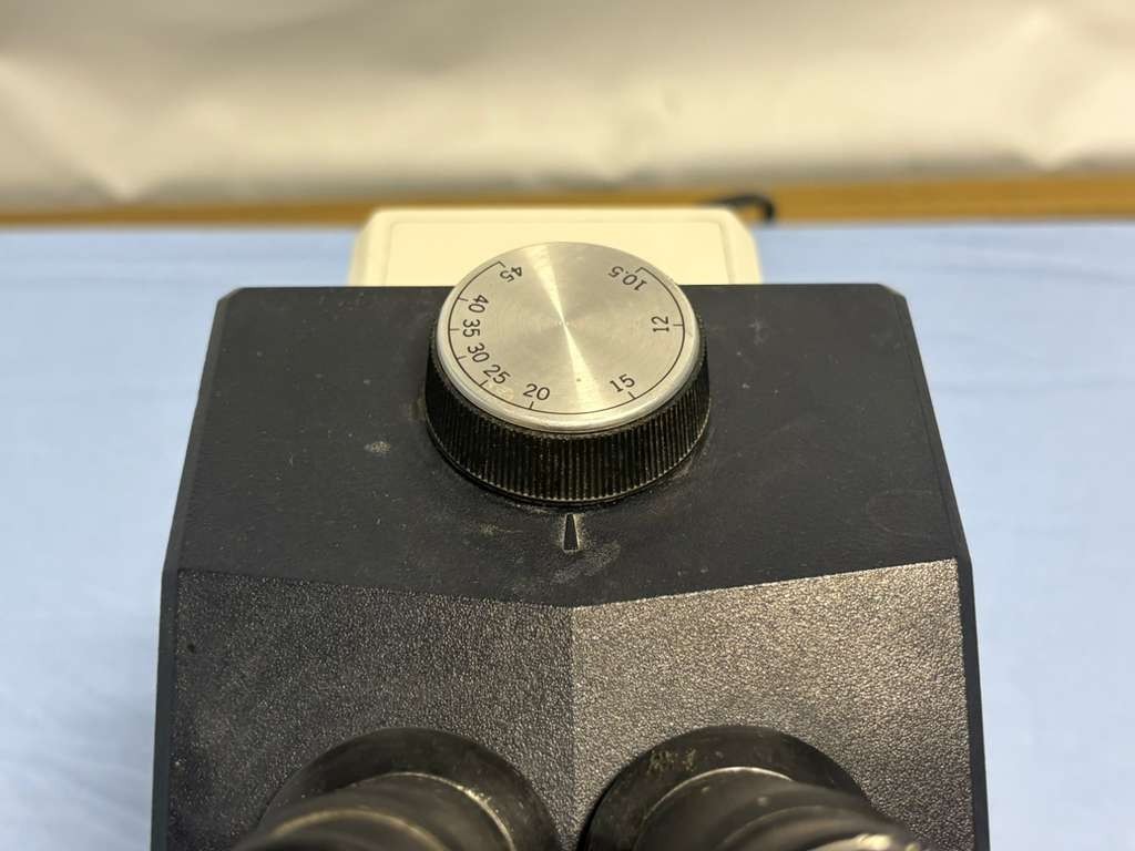 Leica Zoom 2000 Illuminated Stereo Microscope Model Z45V