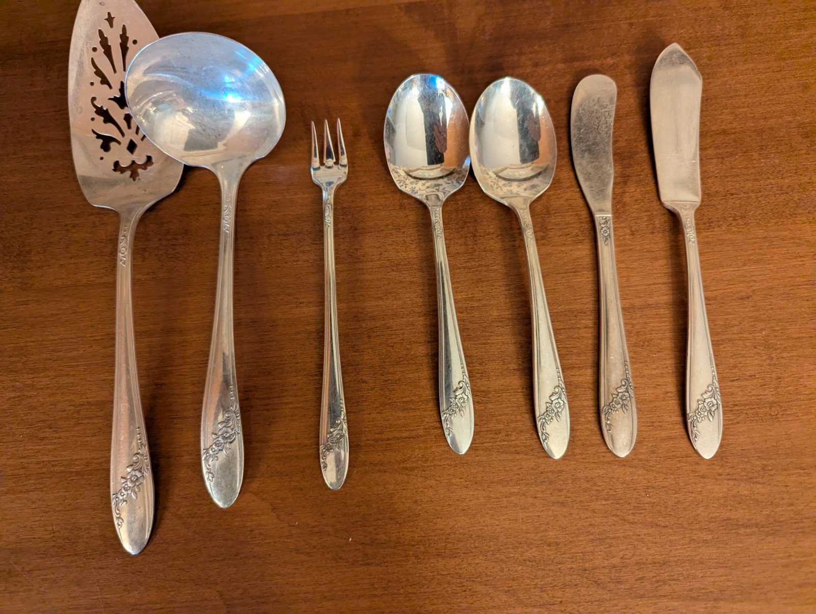 7-VINTAGE ONEIDA QUEEN BESS II SILVERPLATE SERVING PIECES