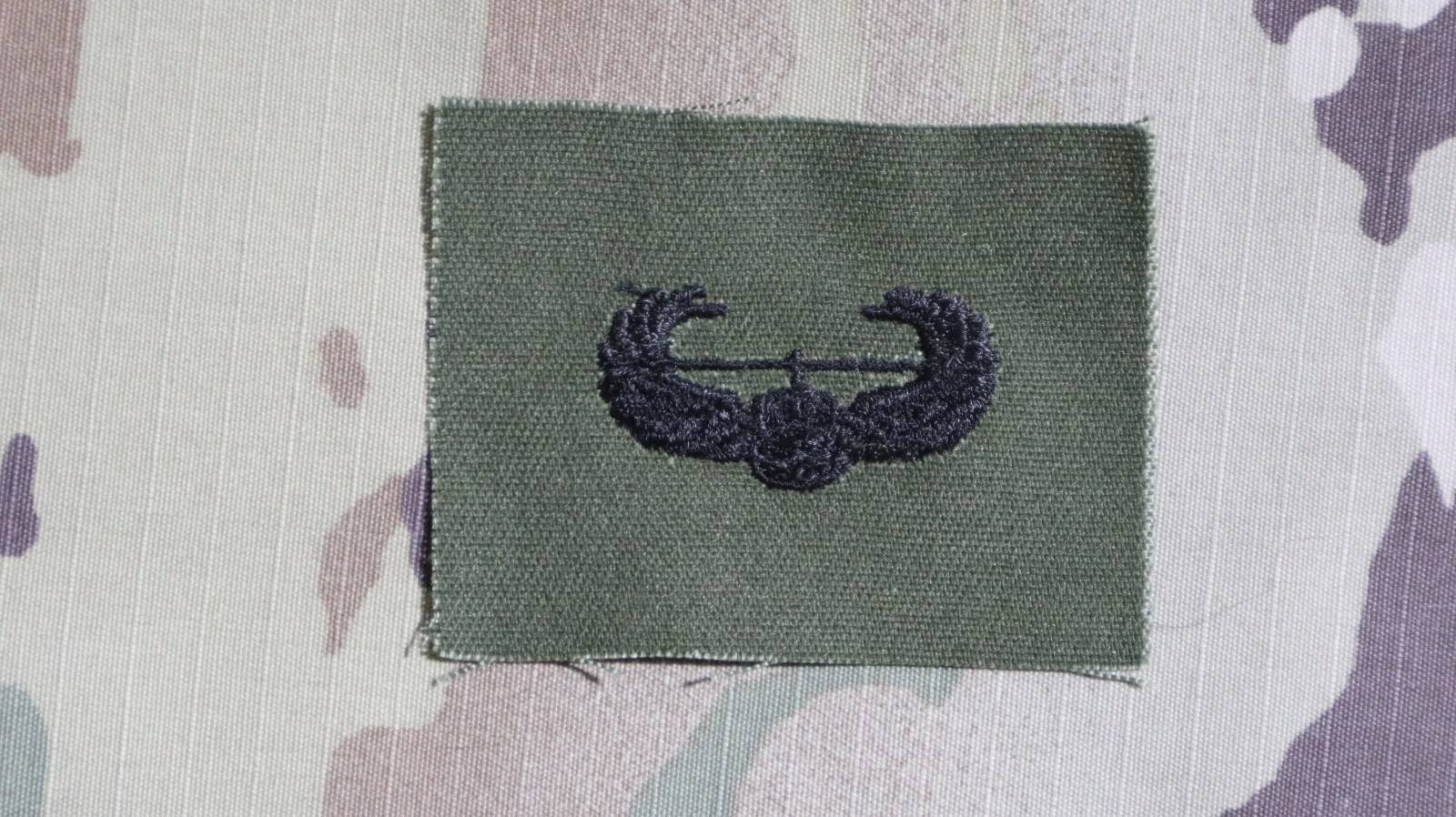 Brand New RARE US Army Air Assault Badge Insignia Sew-on BDU OD Green Obsolete