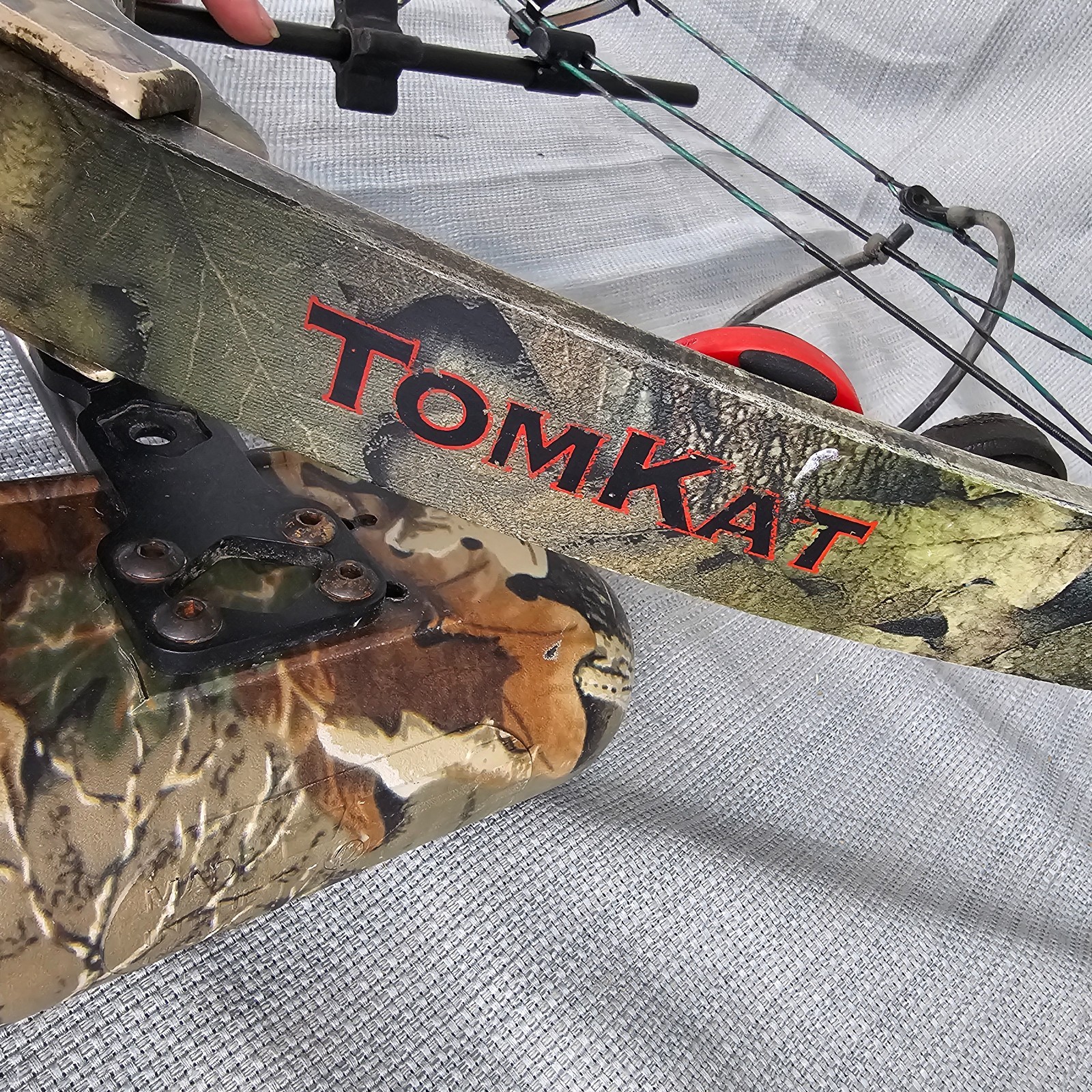 Bowtech TomKat 2002 70lb 28" Draw Compound Bow + Sight & Accessories - LH
