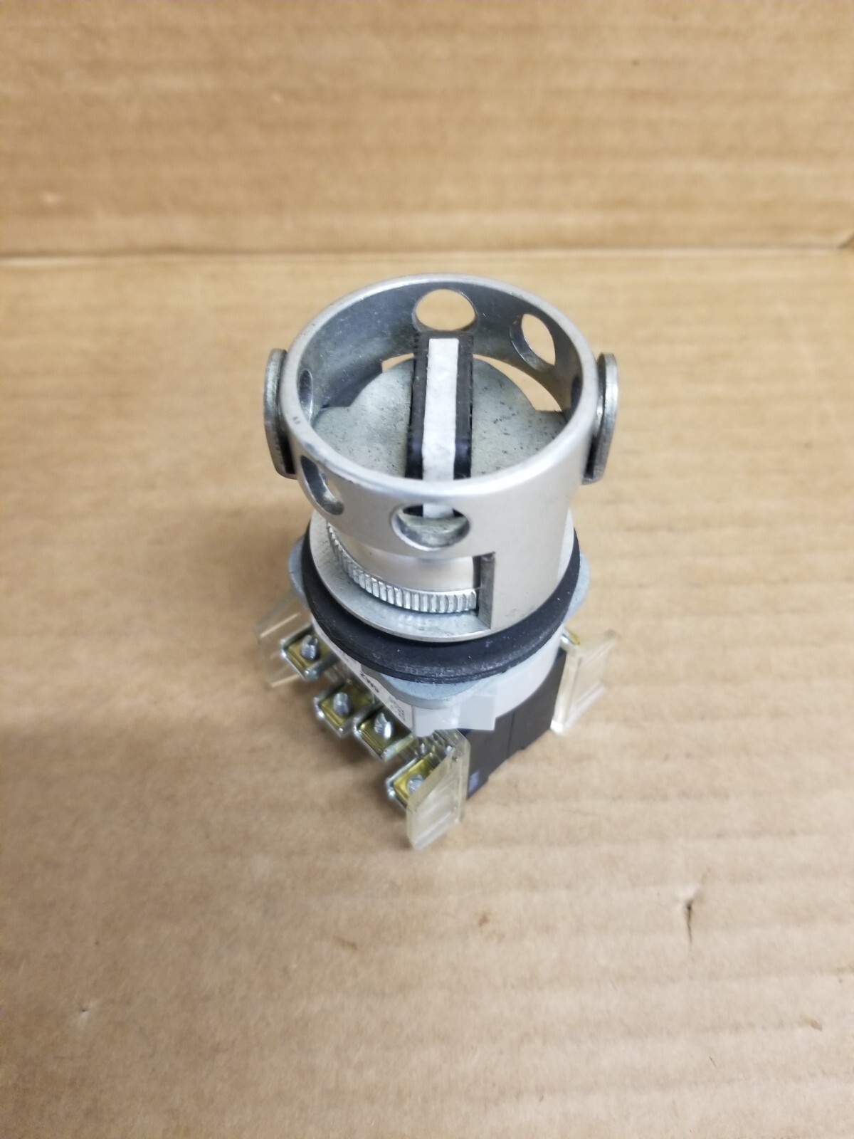 Allen Bradley 800T-H2-ZW9     Two Position Selector Switch Lockable