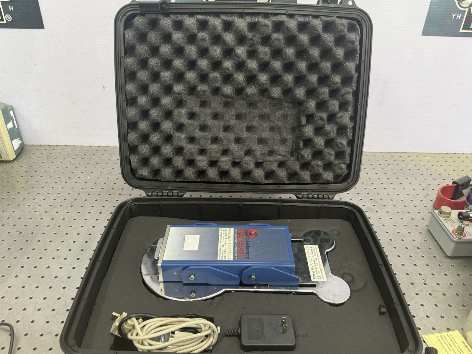Bladewerx SabreASC Alpha Sample Counter w/ Stage Case Cables Power On