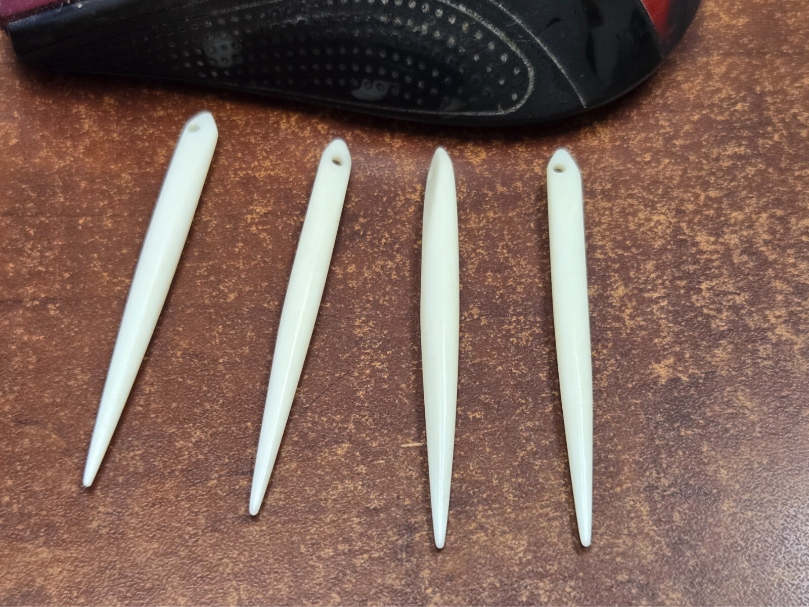 4 PCS CARVED BUFFALO BONE BODKINS SEWING KNITTING NEEDLES