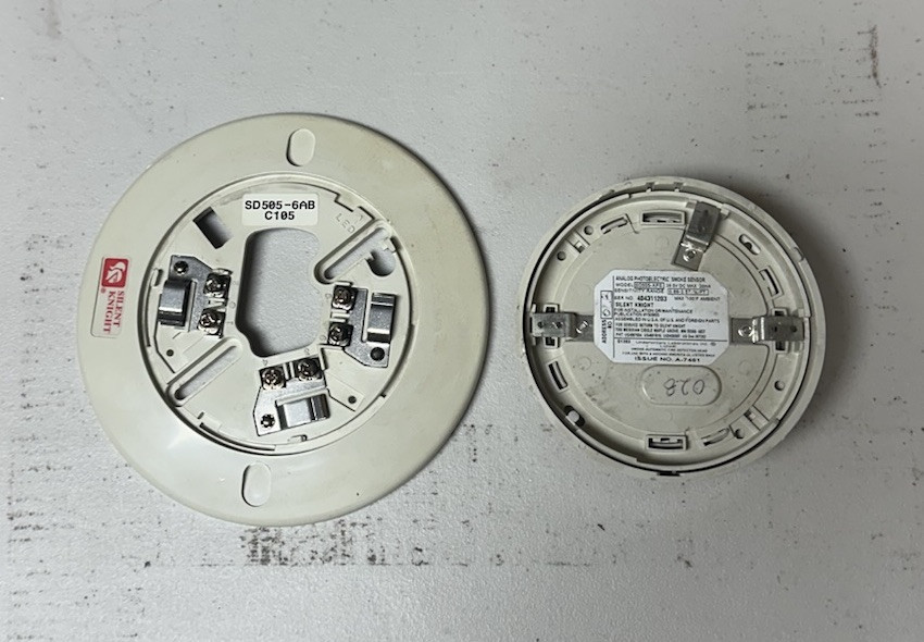 Silent Knight SD505 APS Smoke Detector and Base