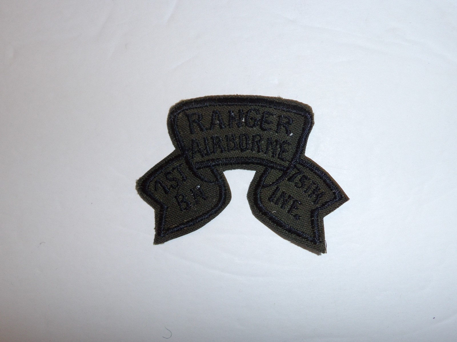 b5252 1980's US Army 1st Battalion Ranger Airborne 75th Infantry Tab OD IR18D