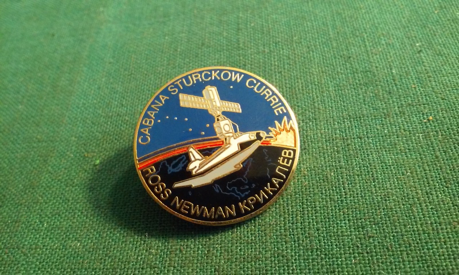 Boeing STS-88 Endeavor Round Pin Cabana Sturckow Currie Ross, Newman Krikalyov