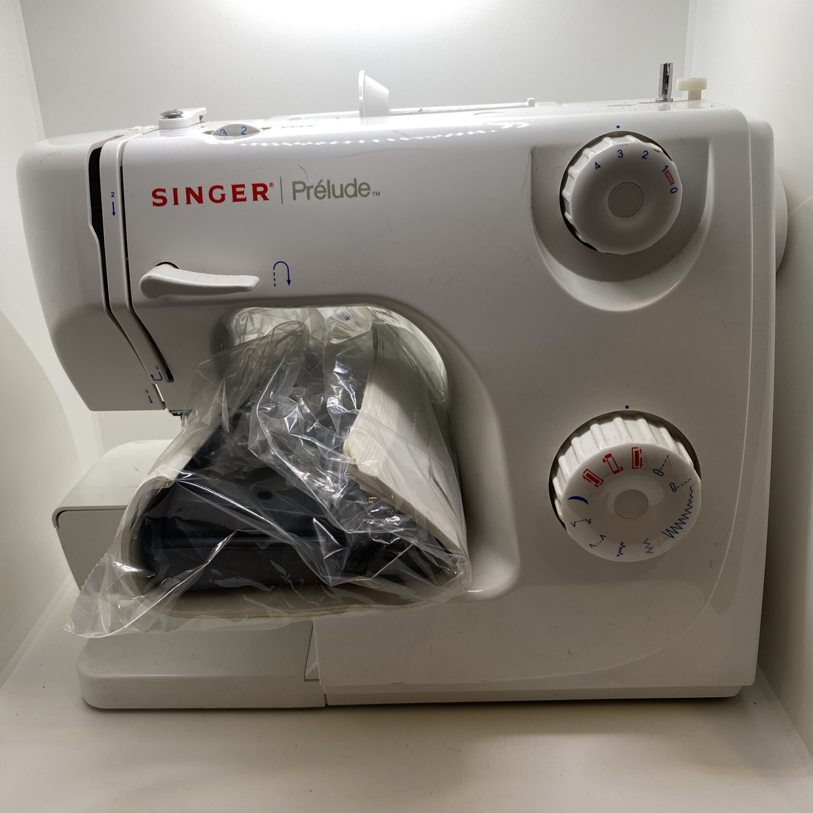 Singer sewing machine Prelude 8280 Excellent Condition Runs Awesome w/ pedal.