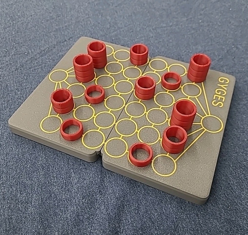 GYGES Board Game - Simple strategy game