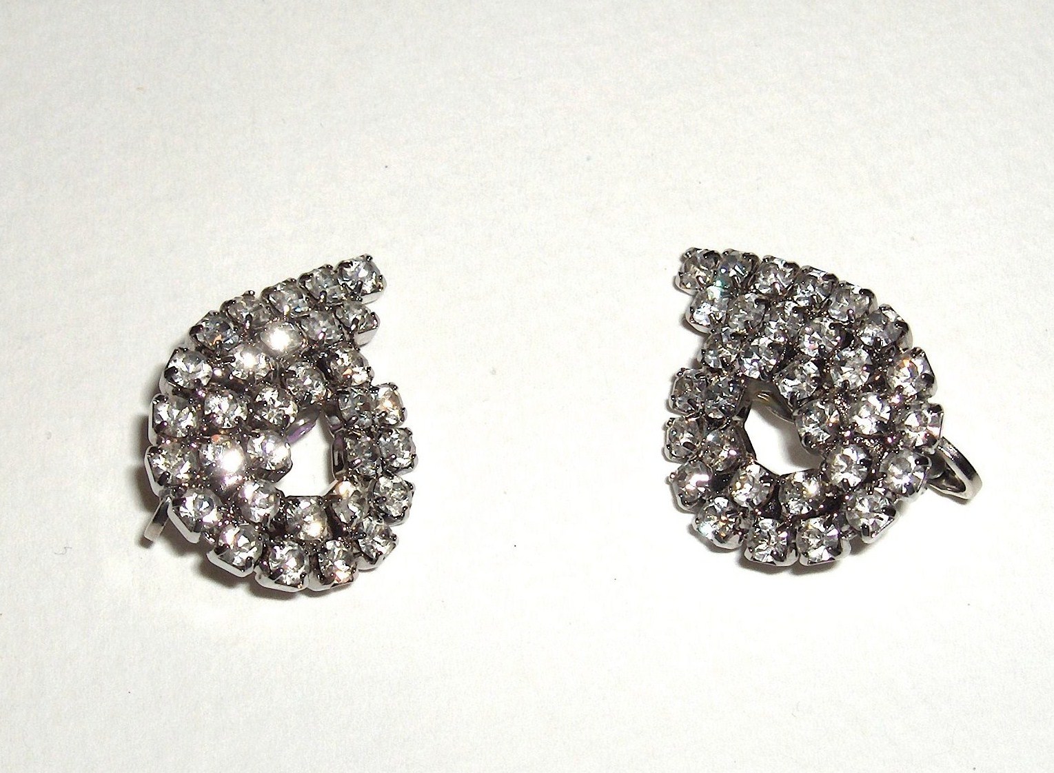 VINTAGE PRONG SET CLEAR GLASS RHINESTONE CLIP ON EARRINGS IN BRIGHT SILVERTONE