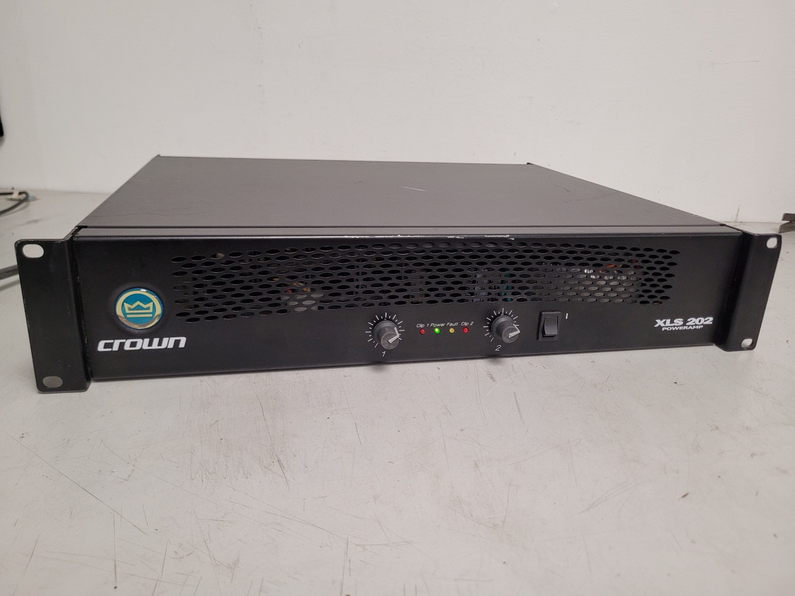 Crown XLS 202 Power Amplifier Amp 2 Channel used tested with power cord only