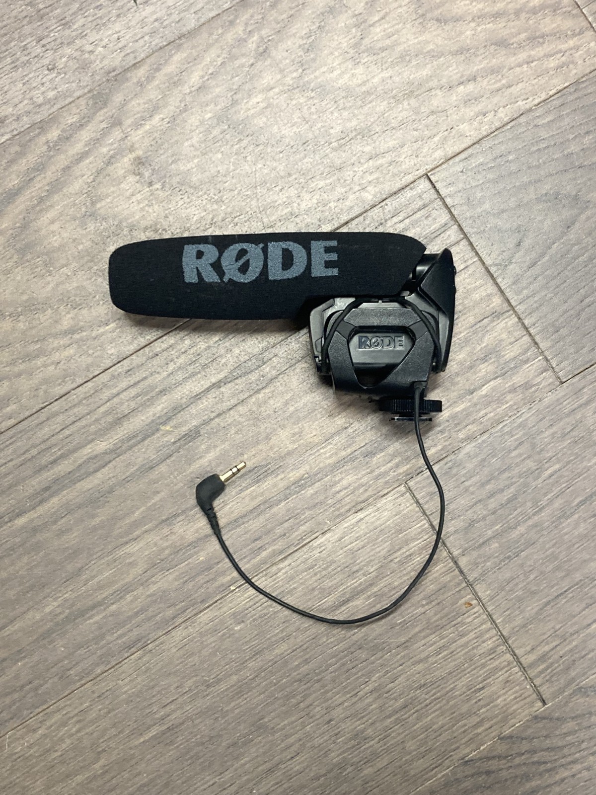 Rode VideoMic Pro Shotgun/On-Device Wired Standard Professional Microphone