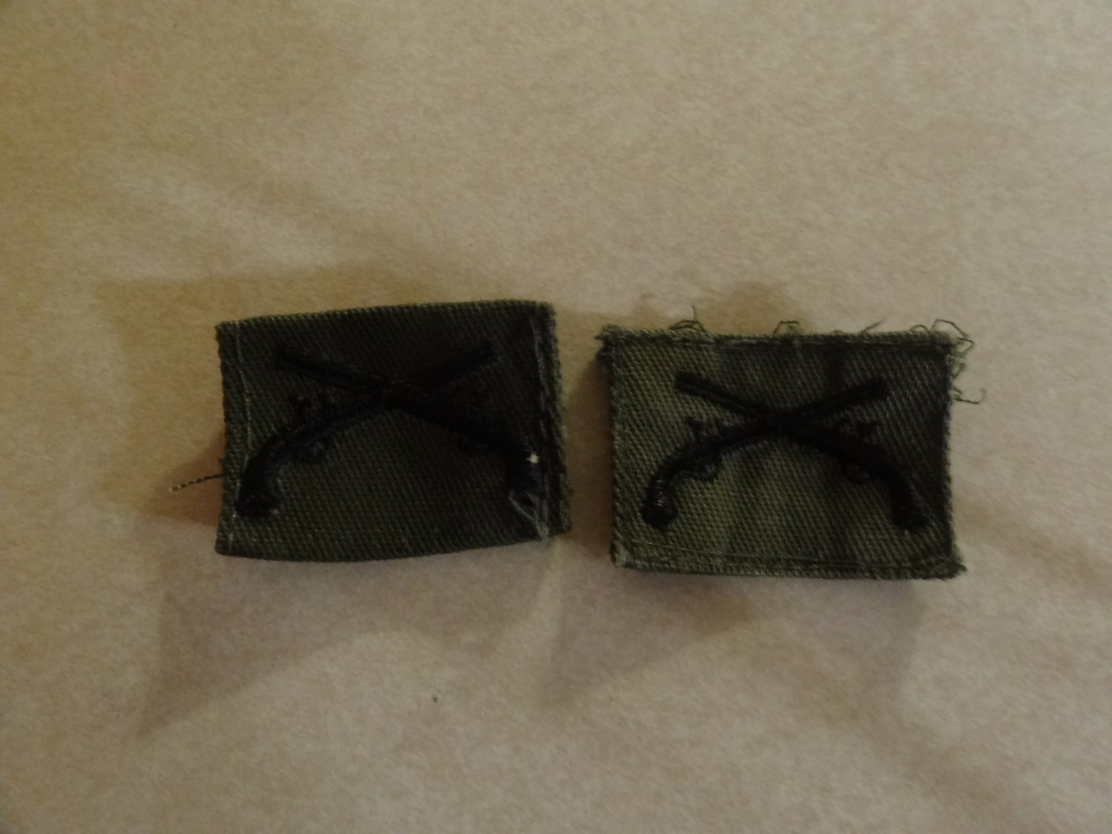 GENUINE US MILITARY INSIGNIA SET OF 2 SEW ON TABS CROSSED PISTOLS