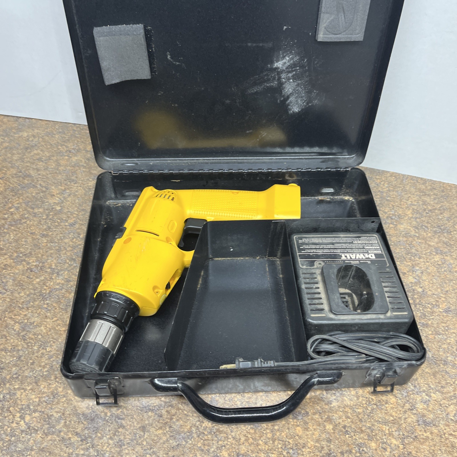 Dewalt DW 945 VersaClutch Cordless Drill With Charger And Steel Case Untested