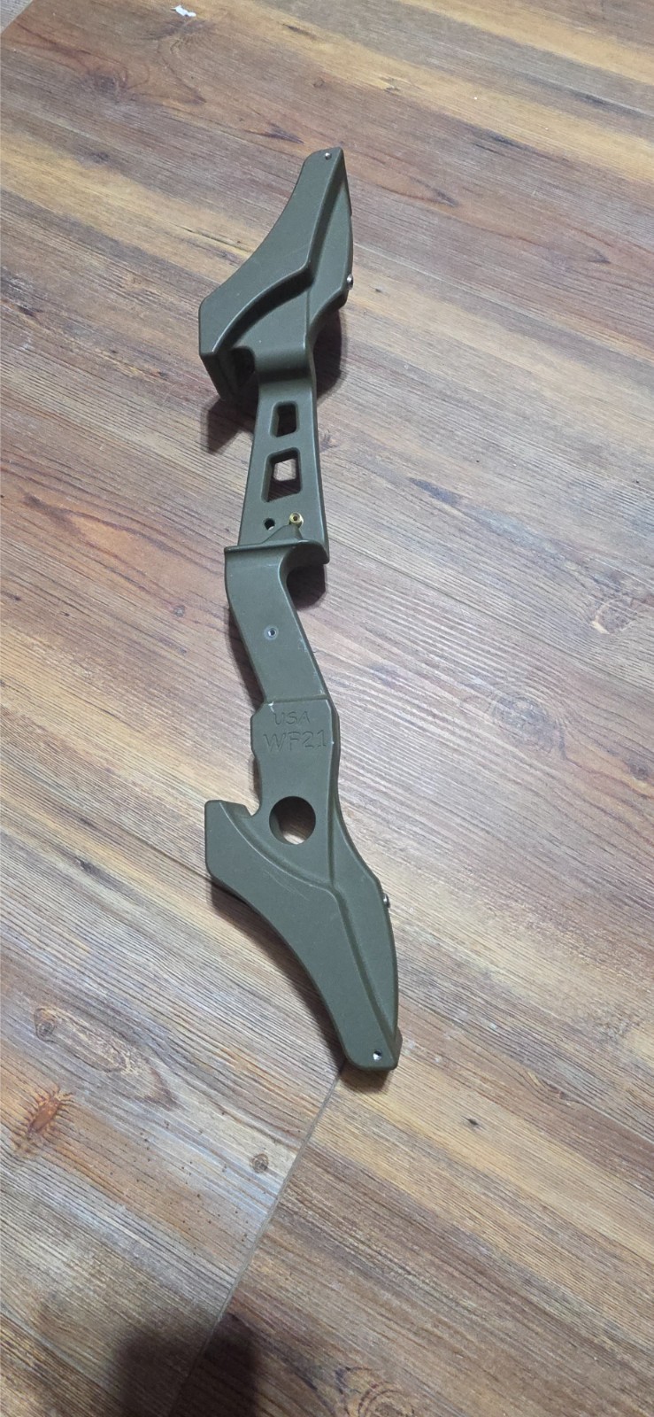 CD Wf21 bow riser, green with 8 oz weight excelkent condition