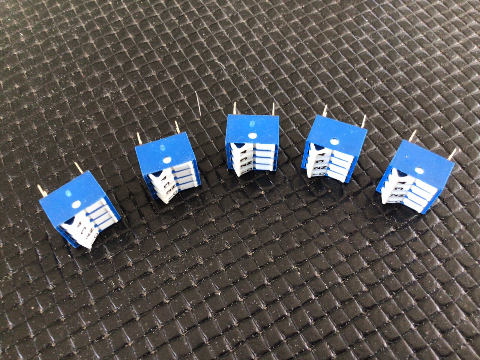 ( 14 PCs ) EECO 4 position 8 Dip Switch PCB mount, Excellent