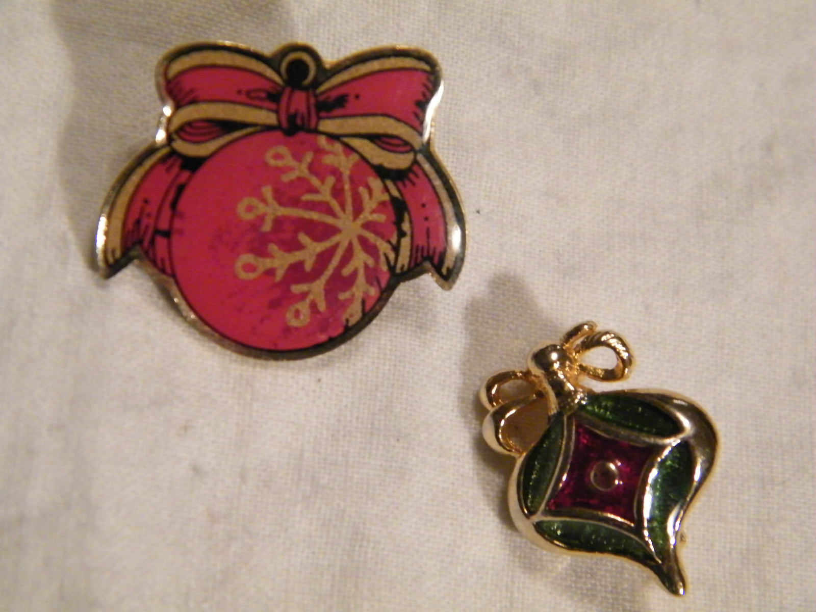 Christmas Brooch Pin Set 2 Gold Tone Enamel Ornaments 7/8 Inch CUTE