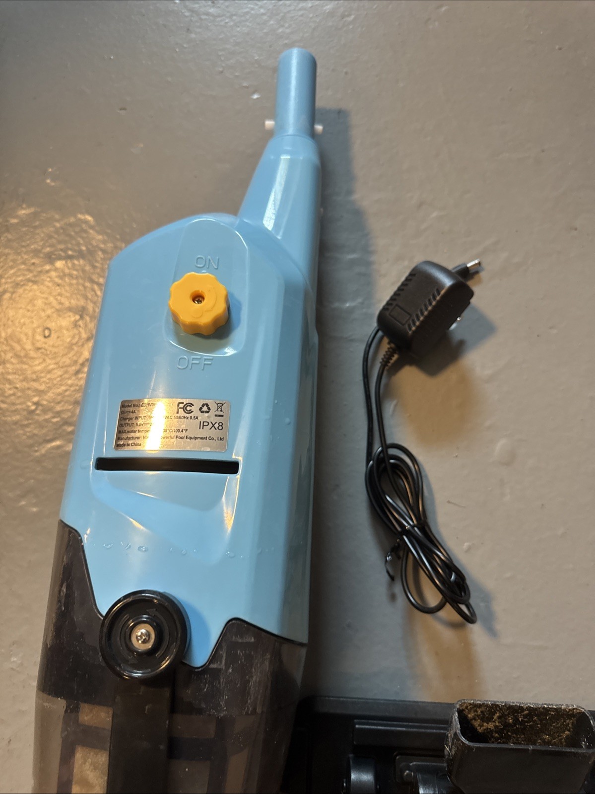 Rechargeable Pool Vacuum Handheld Pool Cleaner Cordless with Telescopic Pole