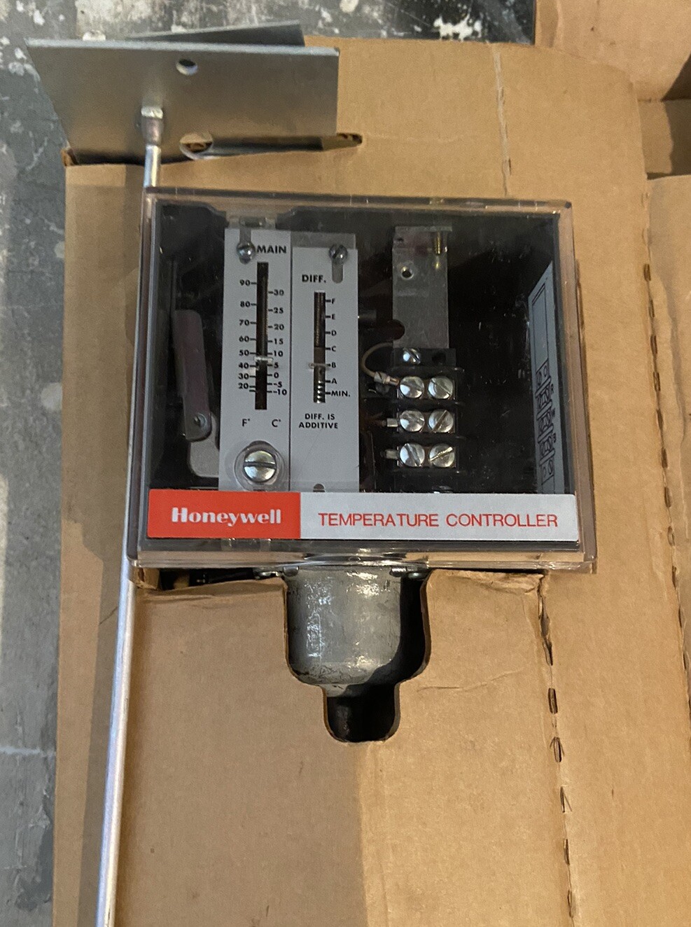 NIB New Honeywell T915C-1407 20-90°F Temperature Controller