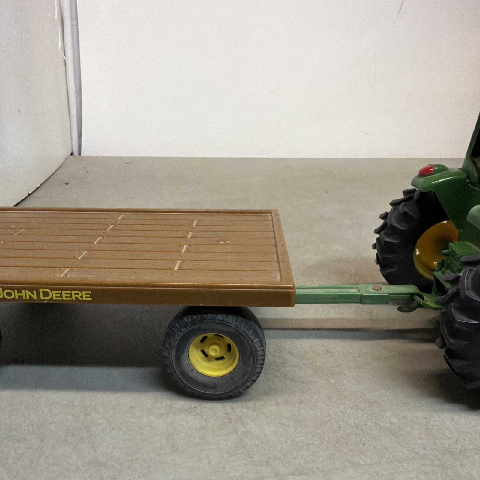 ERTL John Deere Tractor & Trailer 1759 Die Cast / Plastic