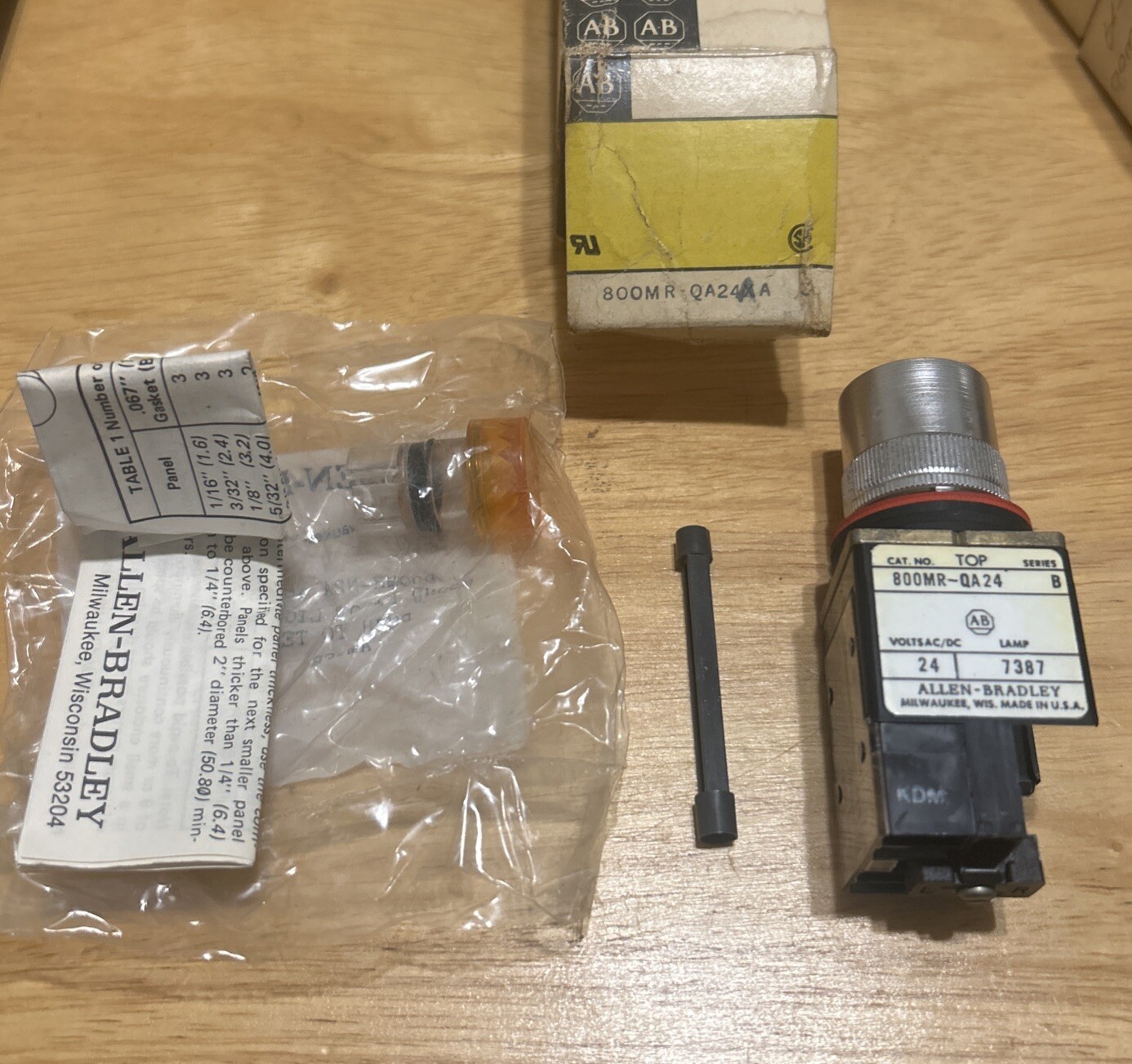 Allen Bradley 800MR-QA24AA Ser D Illuminated Push Button Amber NEW