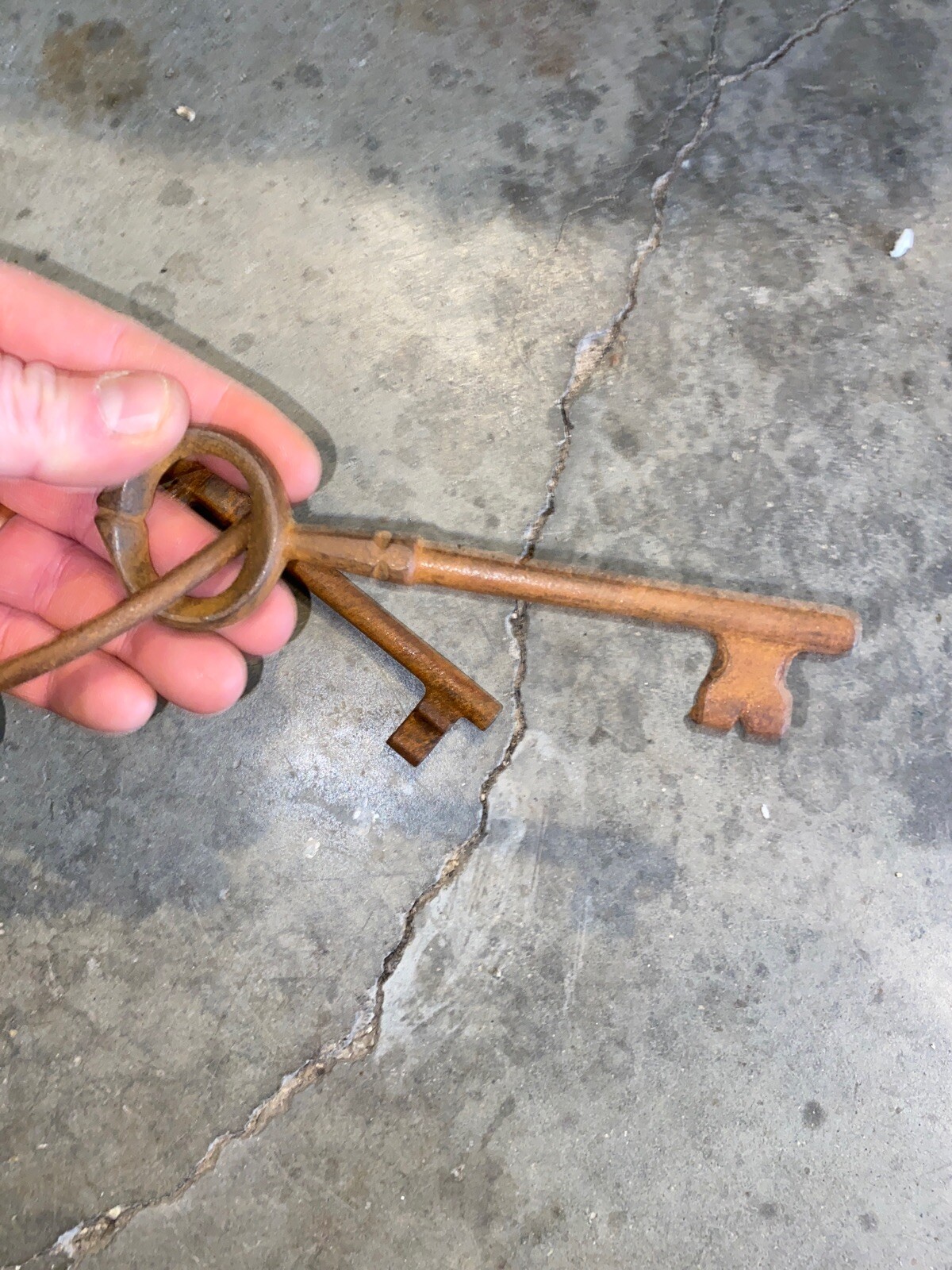 Victorian Master Door Cast Iron Skeleton Jailer Key Ring x3 Metal Keys 3/4+LBS